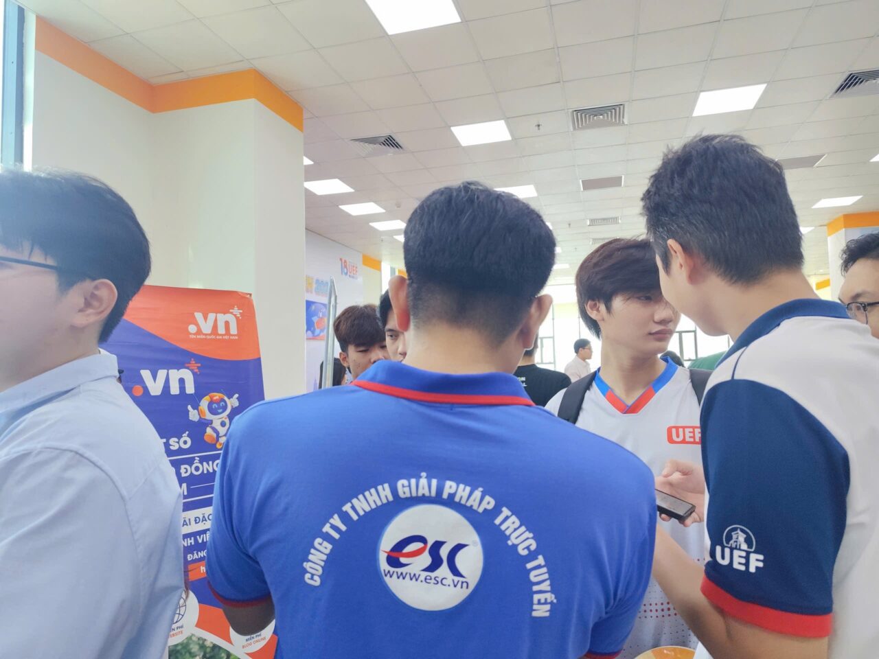 Gian hàng tư vấn cho sinh viên.