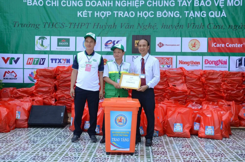 Ban tổ chức tặng 10 thùng rác cho Trường.
