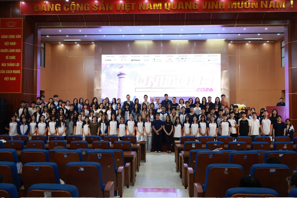 Các đại biểu và sinh viên chụp ảnh lưu niệm tại sự kiện