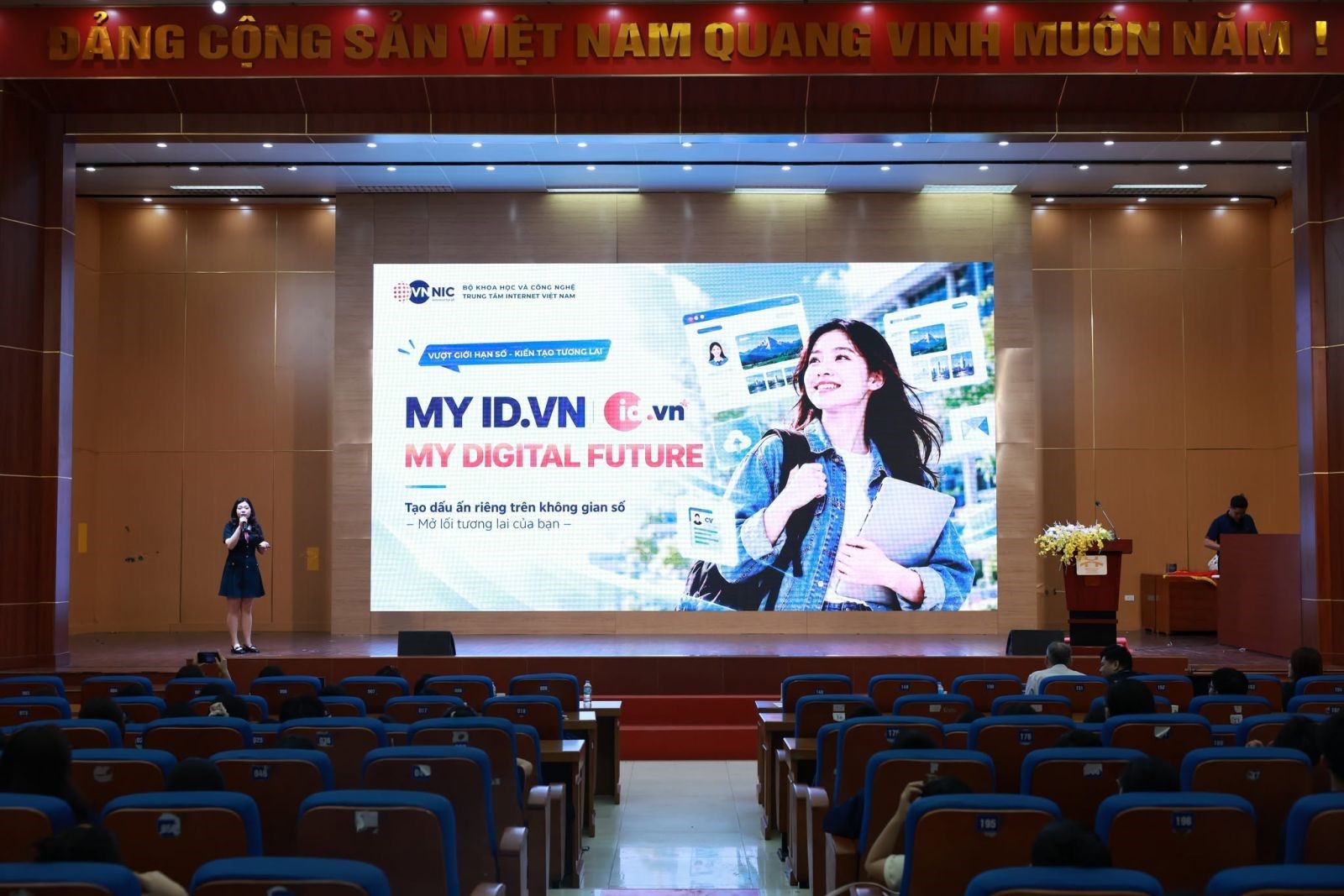 Các diễn giả chia sẻ tại chương trình